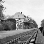 153066 Gezicht op de perronzijde van het N.S.-station Delden te Delden.